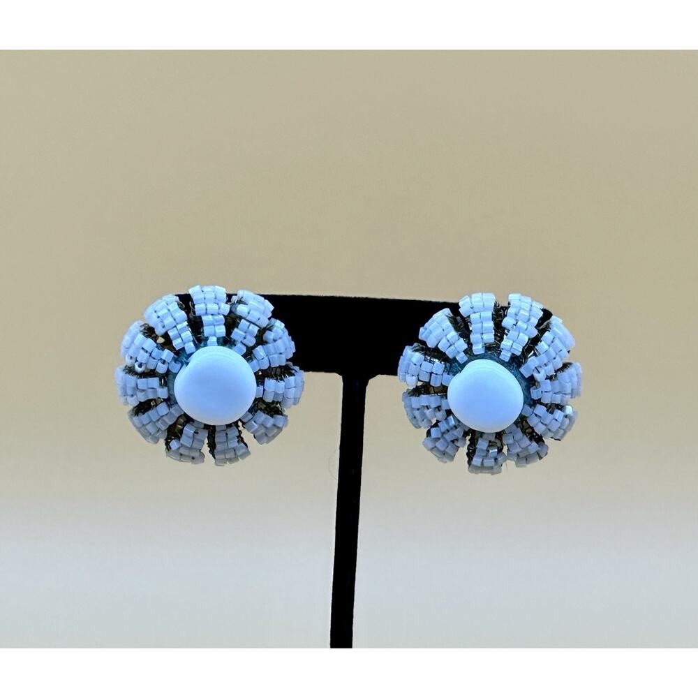 VTG Hattie Carnegie Vintage Clip On Earrings White Glass Bead Flower Cabochon - Picture 5 of 8